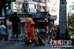 “城市的美容师”用扫帚守护着这条老街的洁净 - 重庆晨网