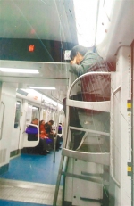 地铁上明明有座位，但大妈偏要爬上这里……旁边的年轻人劝都劝不住！ - 重庆晨网