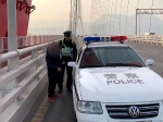 啥情况？大桥上民警徒步紧跟一八旬老太，身后还有警车相随…… - 重庆晨网