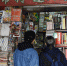 图为重庆营业了近20年的旧书店吸引游客前来一探究竟。　周毅 摄 - 重庆晨网