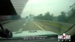高速路乱扔烟头 皮卡车货厢被点燃损失数千元 - 重庆晨网