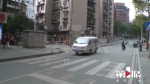 七旬老人横穿马路被撞 小区监控记录全过程 - 重庆晨网