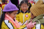 孩子们开心的试穿围巾和帽子(3933673)-20200101135603_副本.jpg - 重庆晨网