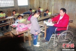 图为余国安在乡村小学授课。受访者供图 - 重庆晨网