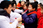 收到重庆青联的这份新年礼物 200名贫困留守儿童笑了 - 重庆晨网