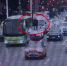 大巴车外悬挂着一个“大活人” 这是要在大街上“耍魔术”吗？ - 重庆晨网
