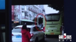 大巴车外悬挂着一个“大活人” 这是要在大街上“耍魔术”吗？ - 重庆晨网