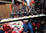 跟我用一双筷子从街头吃到巷尾，体验最有年味儿的千米长宴 - 重庆晨网