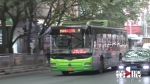 老人突发疾病 公交车司机抱在怀里直到救护车到来 - 重庆晨网