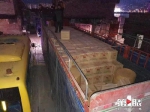 这辆货车好危险 违法装载680件烟花爆竹 - 重庆晨网