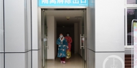 黔江中心医院两名确诊患者痊愈出院(4140702)-20200210152659_副本.jpg - 重庆晨网