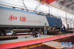 （社会）（4）重庆铁路部门整修机车助力货运复苏 - 新华网