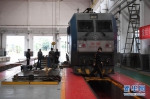 （社会）（6）重庆铁路部门整修机车助力货运复苏 - 新华网
