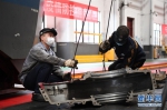 （社会）（7）重庆铁路部门整修机车助力货运复苏 - 新华网