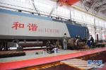 （社会）（4）重庆铁路部门整修机车助力货运复苏 - 重庆晨网