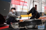 （社会）（7）重庆铁路部门整修机车助力货运复苏 - 重庆晨网