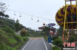 重庆部分景区有序恢复开放 游客戴着口罩玩耍 - 重庆晨网