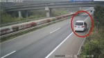 网约车司机违规揽客 害怕检查竟让乘客横穿高速 - 重庆晨网