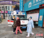 图为李蜀媛送两位身体异常病人去发热门诊。重庆市侨联供图 - 重庆晨网