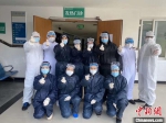 图为王川(后排右一)与发热门诊医护人员合影。重庆市侨联供图 - 重庆晨网