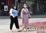 图为重庆街头的市民穿清凉夏装出行。　周毅 摄 - 重庆晨网
