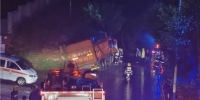 雷雨夜货车撞上路边山体 消防员紧急救出被困人员 - 重庆晨网