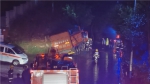 雷雨夜货车撞上路边山体 消防员紧急救出被困人员 - 重庆晨网