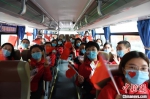图为重庆支援湖北医疗队队员坐上回家的大巴车。　周毅 摄 - 重庆晨网