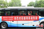 图为重庆支援湖北医疗队队员坐上回家的大巴车。　周毅 摄 - 重庆晨网