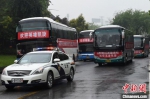 图为警车护送重庆支援湖北医疗队队员回家。　周毅 摄 - 重庆晨网