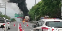 视频 水泥罐车高速上自燃 多个收费站临时管制 - 重庆晨网