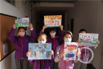 孩子们展示自己的抗疫画作(4528679)-20200427155247.jpg - 重庆晨网