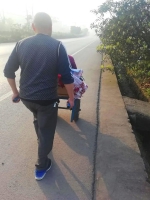 泪目！两兄弟背着、推着84岁母亲步行130公里求医 - 重庆晨网