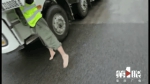 高速路上光脚开货车？驾驶员：因为穿拖鞋会被罚 - 重庆晨网