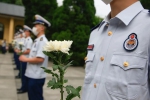 2020年5月16日，在重庆市北碚区张自忠烈士陵园，消防队员手捧鲜花向烈士致敬。秦廷富  摄（1）.jpg - 重庆晨网