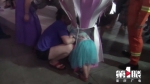 4岁女孩把头伸进“热气球” 哎呀！卡住了 - 重庆晨网