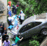 小轿车失控冲下5米高堡坎 车上四人不同程度受伤 - 重庆晨网
