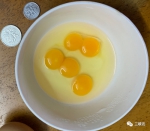 真是个稀奇事儿！一个鸡蛋竟敲出五个蛋黄 - 重庆晨网