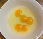 真是个稀奇事儿！一个鸡蛋竟敲出五个蛋黄 - 重庆晨网