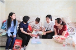永川区妇联副主席朱孝娟（左二）和困境儿童一起阅读故事书.jpg - 妇联