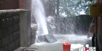 施工挖爆水管 水花喷起九米高 - 重庆晨网