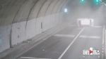 车辆隧道内爆胎侧翻 司机仅受轻伤 - 重庆晨网