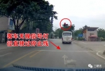 大客车闯红灯 市民行车记录仪拍下视频果断举报 - 重庆晨网