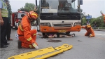 女子过马路被撞困在车底 不但交警到场还惊动了消防员 - 重庆晨网