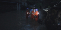 南川强降雨街道积水1米4 多人被困 - 重庆晨网