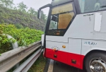 好危险！高速路上一大客车侧滑…… - 重庆晨网