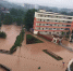 龙潭镇遭遇洪水%0A辅警“以背为桥”将8人从(4838543)-20200702180108.jpg - 重庆晨网