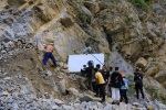 电影《巫山儿女》正在拍摄下庄人在绝壁上凿“天路” - 重庆晨网