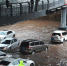 重庆民警赤脚积水道路中疏导交通 - 重庆晨网