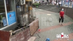 “轰”一声响 九龙坡一人行道地面突然塌陷 - 重庆晨网